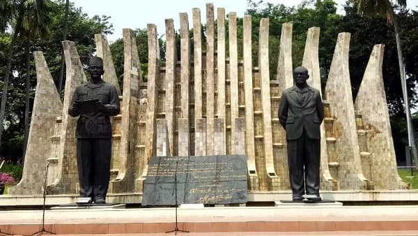Sejarah Tugu Proklamasi dari Proses Pembangunan hingga Jadi Monumen Peringatan Sejarah Tugu Proklamasi dari Proses Pembangunan hingga Jadi Monumen Peringatan