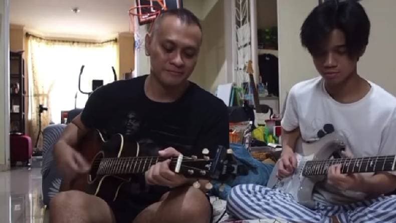 Potret Timur Zavier, Anak Andra Gitaris Dewa 19 yang Ikuti Jejak Sang Ayah Bermusik Potret Timur Zavier, Anak Andra Gitaris Dewa 19 yang Ikuti Jejak Sang Ayah Bermusik
