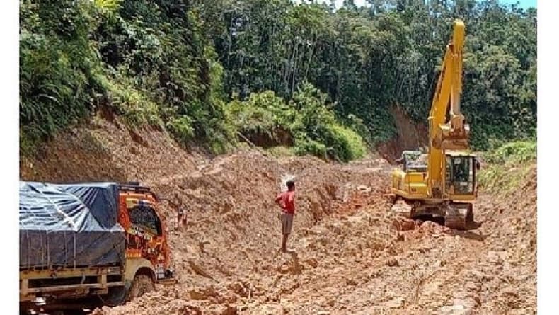 150 Truk dan Mobil Double Cabin Terjebak Lumpur di Jalan Trans Papua sejak Desember 150 Truk dan Mobil Double Cabin Terjebak Lumpur di Jalan Trans Papua sejak Desember