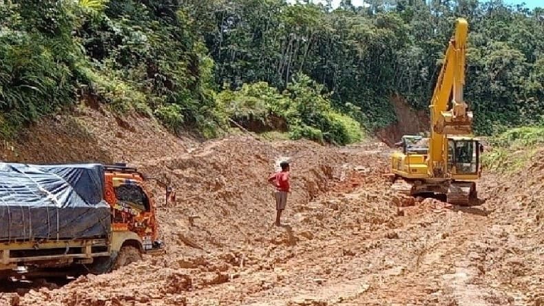 150 Truk Terjebak Kubangan, Jalan Trans Papua Ruas Jayapura-Wamena Ditutup Sementara 150 Truk Terjebak Kubangan, Jalan Trans Papua Ruas Jayapura-Wamena Ditutup Sementara