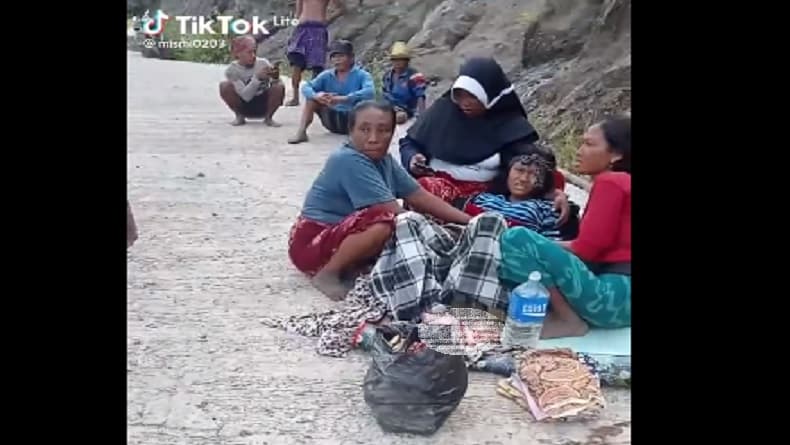 Viral Ibu Melahirkan di Tengah Jalan Sekotong Lombok Barat Viral Ibu Melahirkan di Tengah Jalan Sekotong Lombok Barat