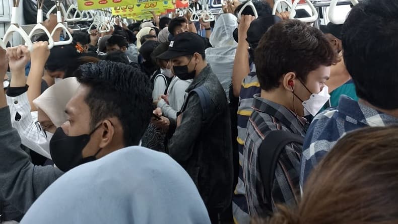 Ingat, Penumpang KRL Masih Wajib Pakai Masker selama Perjalanan Ingat, Penumpang KRL Masih Wajib Pakai Masker selama Perjalanan