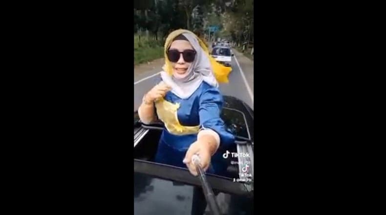 Dianggap Bahaya, Emak-emak Viral Nge-vlog di Sunroof Mobil Akhirnya Minta Maaf Dianggap Bahaya, Emak-emak Viral Nge-vlog di Sunroof Mobil Akhirnya Minta Maaf