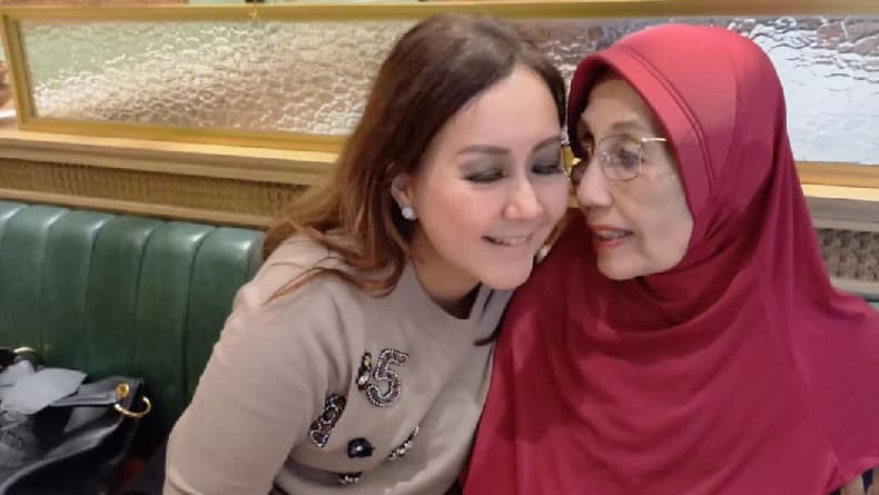 Potret Cahya Kamila, Anak Nani Wijaya yang Tetap Cantik dan Seksi di Usia 49 Tahun Potret Cahya Kamila, Anak Nani Wijaya yang Tetap Cantik dan Seksi di Usia 49 Tahun
