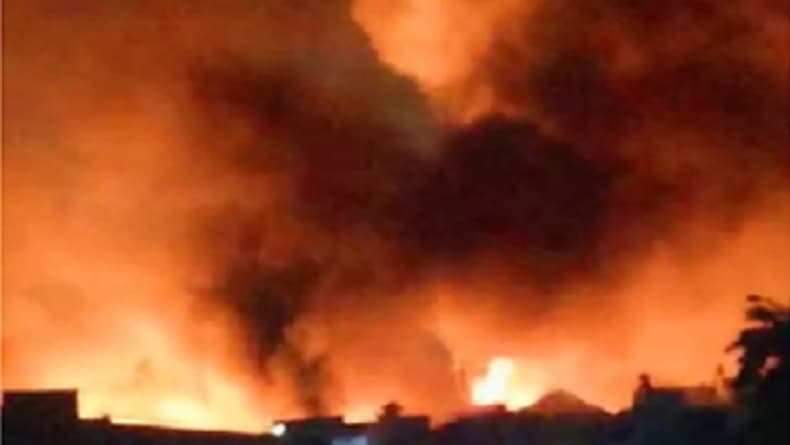 Api Berkobar di Depo Plumpang, Terlihat dari Jalan Tol Jelang Exit Sunter-Kelapa Gading Api Berkobar di Depo Plumpang, Terlihat dari Jalan Tol Jelang Exit Sunter-Kelapa Gading