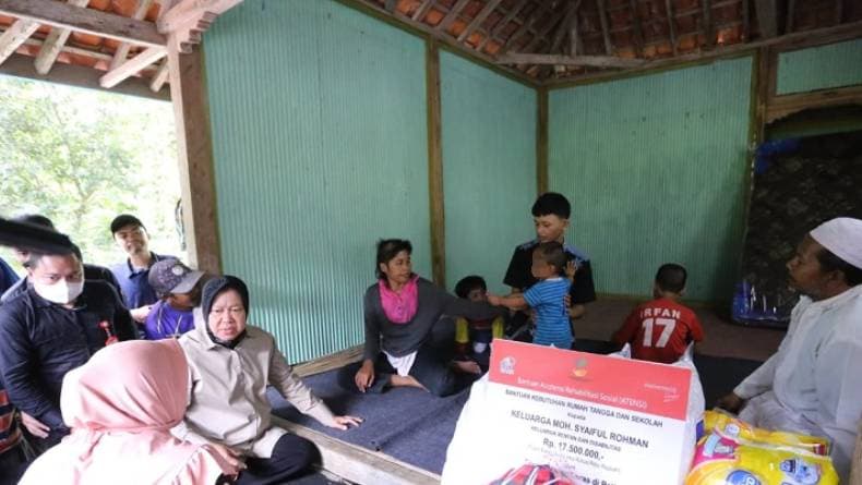 Kisah Ipin, Remaja Bangkalan Rela Putus Sekolah untuk Rawat 3 Adik dan Ibunya yang ODGJ Kisah Ipin, Remaja Bangkalan Rela Putus Sekolah untuk Rawat 3 Adik dan Ibunya yang ODGJ