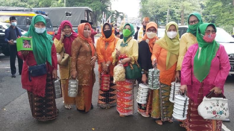 Tradisi Nyorog Asal Betawi: Berawal dari Sesajen untuk Dewi Sri dan Berkembang Menjadi Ajang Silaturahmi Tradisi Nyorog Asal Betawi: Berawal dari Sesajen untuk Dewi Sri dan Berkembang Menjadi Ajang Silaturahmi