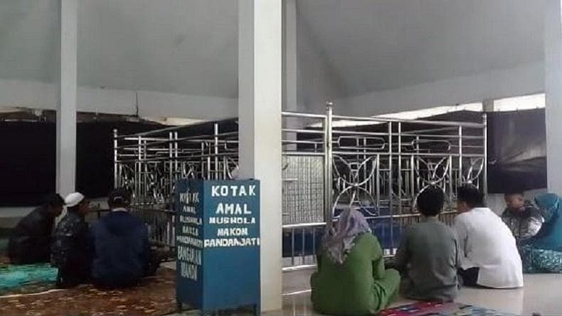 Makam Syekh Pandan Jati Bantarbolang di Pemalang, Ramai Peziarah di Malam Jumat Kliwon Makam Syekh Pandan Jati Bantarbolang di Pemalang, Ramai Peziarah di Malam Jumat Kliwon