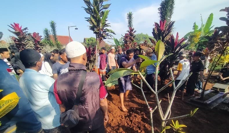 Suasana Haru Selimuti Pemakaman Pelajar di Bogor Tewas Dibacok saat Menyeberang Suasana Haru Selimuti Pemakaman Pelajar di Bogor Tewas Dibacok saat Menyeberang