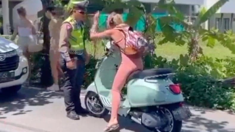 Turis Berulah Lagi di Bali, Bule Perempuan Memaki Polisi saat Terjaring Razia Lalu Lintas Turis Berulah Lagi di Bali, Bule Perempuan Memaki Polisi saat Terjaring Razia Lalu Lintas