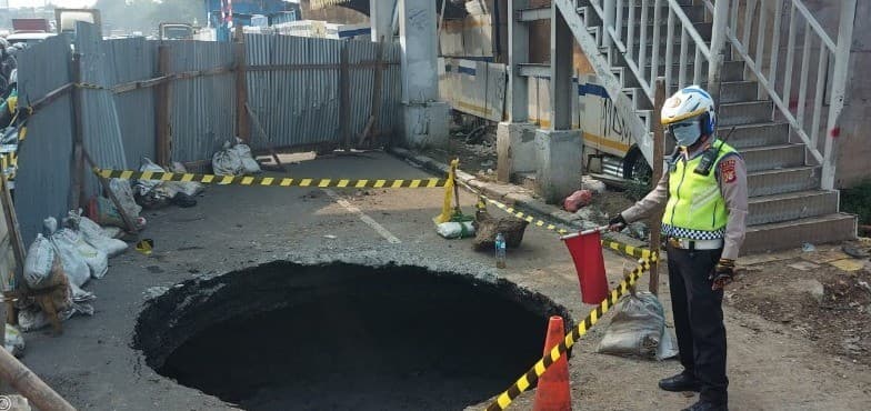 Waspada, Ada Jalan Ambles di Jalan Daan Mogot Jakbar Waspada, Ada Jalan Ambles di Jalan Daan Mogot Jakbar