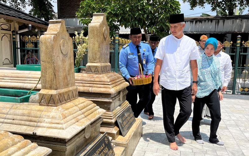 Jelang Ramadan, Ganjar Ziarah ke Makam Walisongo dan Raja-Raja Demak Jelang Ramadan, Ganjar Ziarah ke Makam Walisongo dan Raja-Raja Demak