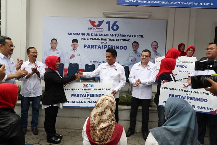 HT: Gerobak Perindo Program untuk Membangun Rakyat Kecil HT: Gerobak Perindo Program untuk Membangun Rakyat Kecil