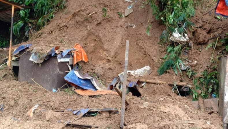 Lagi Neduh, 2 Kakak Adik Pedagang Cilor di Curug Cilember Bogor Tewas Tertimbun Longsor Lagi Neduh, 2 Kakak Adik Pedagang Cilor di Curug Cilember Bogor Tewas Tertimbun Longsor