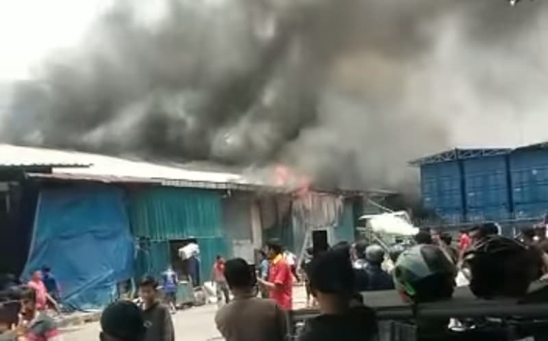 Kebakaran Landa Gudang Sembako di Cipinang, 17 Unit Damkar Meluncur