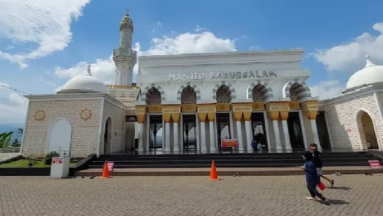 Megahnya Masjid Babussalam di Utara Garut, Tempat Ibadah Favorit Para Musafir Megahnya Masjid Babussalam di Utara Garut, Tempat Ibadah Favorit Para Musafir