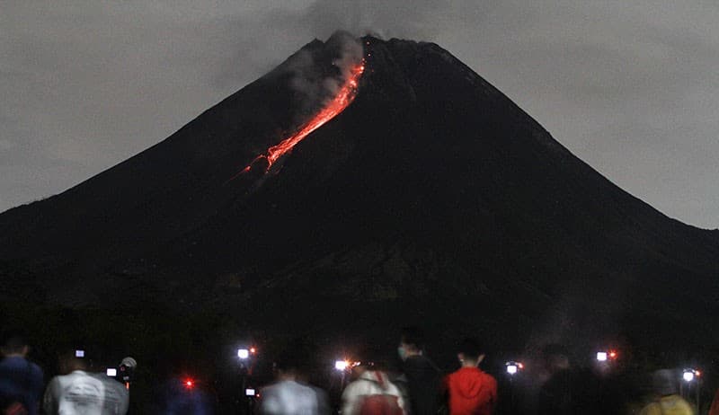 Aktivitas Tinggi, Gunung Merapi Luncurkan 25 Kali Lava Pijar Sejauh 2 Kilometer Aktivitas Tinggi, Gunung Merapi Luncurkan 25 Kali Lava Pijar Sejauh 2 Kilometer