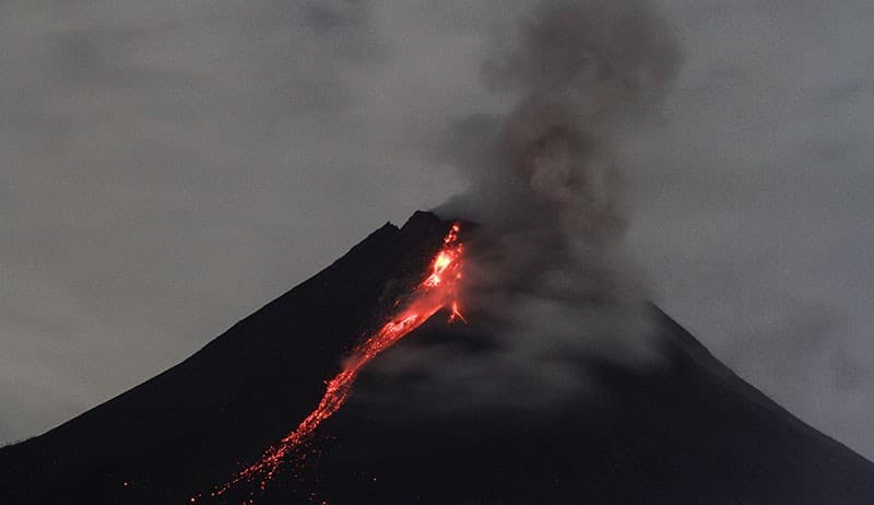 Gunung Merapi Muntahkan 17 Kali Guguran Lava Pijar Sepanjang Pagi Ini