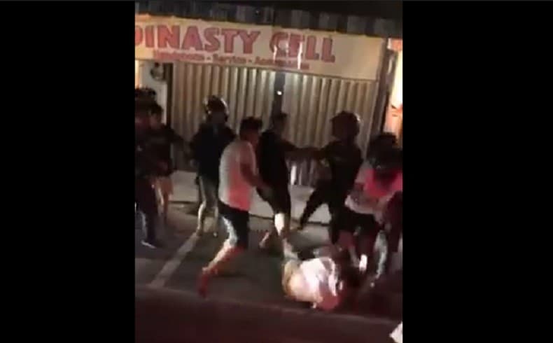 Viral Pengeroyokan di Singkawang, Pemuda Dipukuli dan Ditendang di Arena Balap Liar Viral Pengeroyokan di Singkawang, Pemuda Dipukuli dan Ditendang di Arena Balap Liar