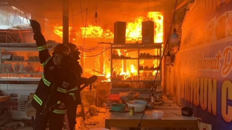 Tabung Gas Meledak, Warung Nasi Goreng di Padang Ludes Terbakar Tabung Gas Meledak, Warung Nasi Goreng di Padang Ludes Terbakar