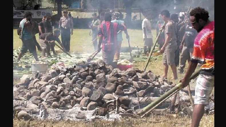 Apa Itu Tradisi Bakar Batu? Pesta Adat Masak dan Makan Bersama di Papua Apa Itu Tradisi Bakar Batu? Pesta Adat Masak dan Makan Bersama di Papua