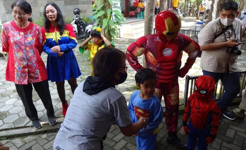 Misa Paskah Keluarga, Iron Man dan Wonder Woman Hibur Anak-anak di Gereja Bongsari Misa Paskah Keluarga, Iron Man dan Wonder Woman Hibur Anak-anak di Gereja Bongsari
