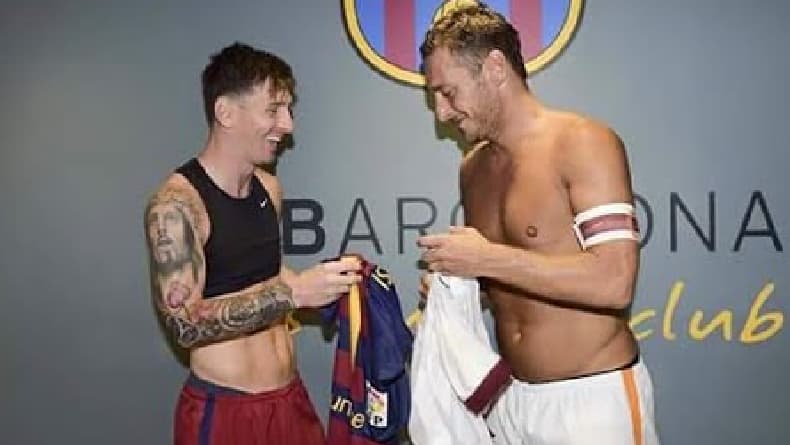 Sejarah Tukar Jersey dengan Pemain Lawan: Berawal dari Laga Inggris vs Prancis hingga Sempat Dilarang oleh FIFA Sejarah Tukar Jersey dengan Pemain Lawan: Berawal dari Laga Inggris vs Prancis hingga Sempat Dilarang oleh FIFA