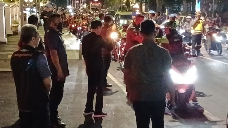 Malam-malam, Presiden Jokowi Bagikan Paket Sembako kepada Warga Bogor Malam-malam, Presiden Jokowi Bagikan Paket Sembako kepada Warga Bogor