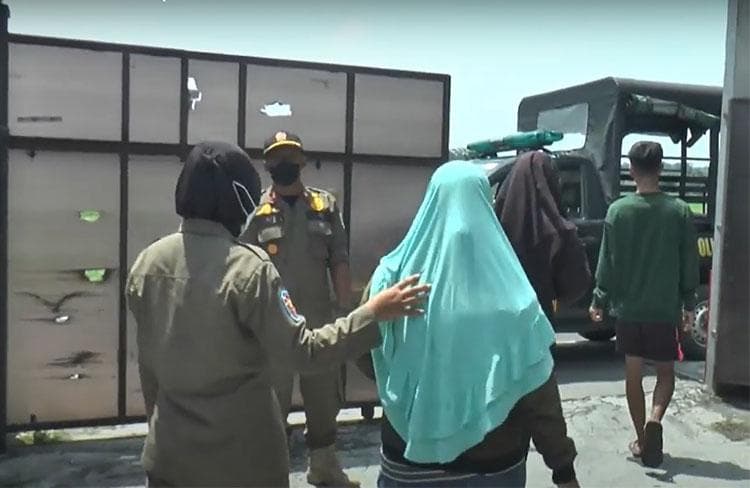 Razia Prostitusi di Sekitar Candi Prambanan, Satpol PP Klaten Amankan 8 Pasangan Mesum Razia Prostitusi di Sekitar Candi Prambanan, Satpol PP Klaten Amankan 8 Pasangan Mesum