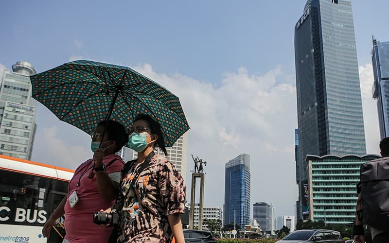 Potret Warga Jakarta Hadapi Cuaca Panas Hari Ini Potret Warga Jakarta Hadapi Cuaca Panas Hari Ini