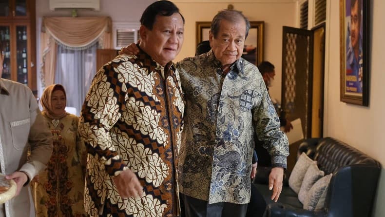 Prabowo Silaturahmi Lebaran ke Laksamana TNI (Purn) Widodo A.S, Hormat dan Cium Tangan Prabowo Silaturahmi Lebaran ke Laksamana TNI (Purn) Widodo A.S, Hormat dan Cium Tangan