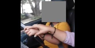 Viral Video Bocah Perempuan Belajar Nyetir Mobil, Netizen: Ini Membahayakan Anak dan Orang Lain Viral Video Bocah Perempuan Belajar Nyetir Mobil, Netizen: Ini Membahayakan Anak dan Orang Lain