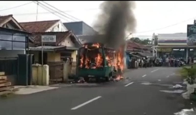 Diduga Korsleting Listrik Tangki BBM, Bus di Majenang Cilacap Ludes Terbakar