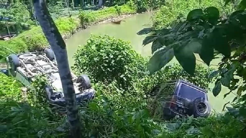 Kecelakaan di Gunungsitoli, 2 Mobil Masuk Jurang Nyaris Terjun ke Sungai Kecelakaan di Gunungsitoli, 2 Mobil Masuk Jurang Nyaris Terjun ke Sungai