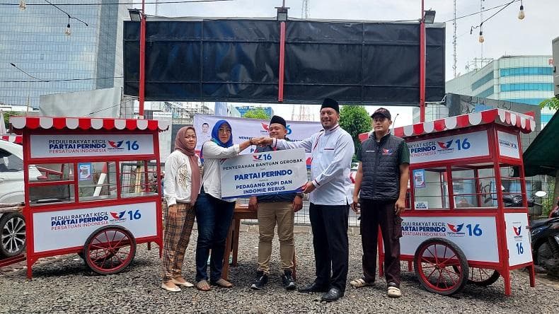 Pedagang Seblak Ini Senang Bisa Dagang Keliling usai Dapat Gerobak Partai Perindo Pedagang Seblak Ini Senang Bisa Dagang Keliling usai Dapat Gerobak Partai Perindo