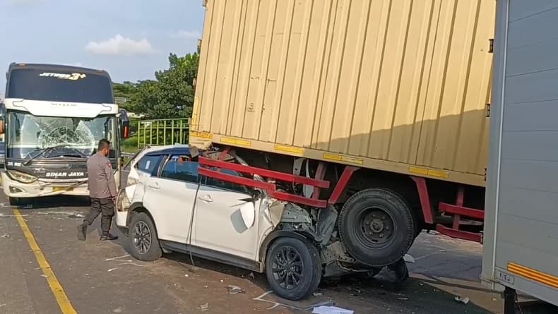Kecelakaan di Tol Palikanci Cirebon Hari Ini, 7 Kendaraan Tabrakan Beruntun, 1 Orang Luka Parah
