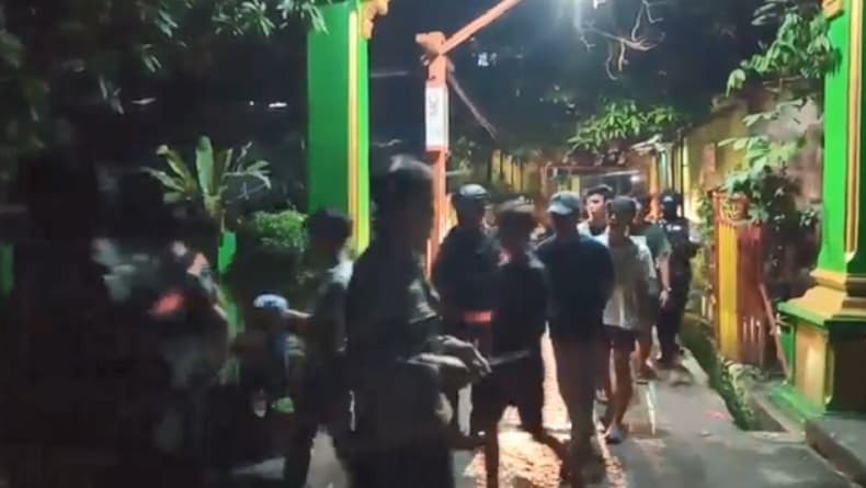 Tawuran Kelompok Remaja di Makassar Pecah, 2 Warga Kena Busur Panah hingga 2 Mobil Rusak Tawuran Kelompok Remaja di Makassar Pecah, 2 Warga Kena Busur Panah hingga 2 Mobil Rusak