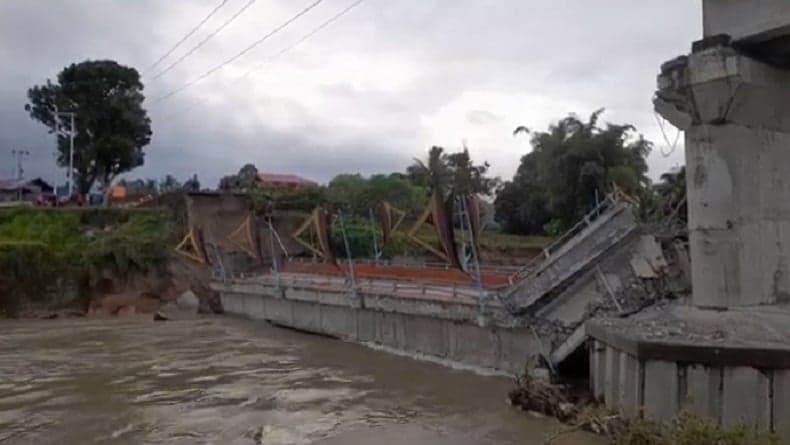 Jembatan Kayu Gadang Sikabu Padang Pariaman Ambruk Jembatan Kayu Gadang Sikabu Padang Pariaman Ambruk