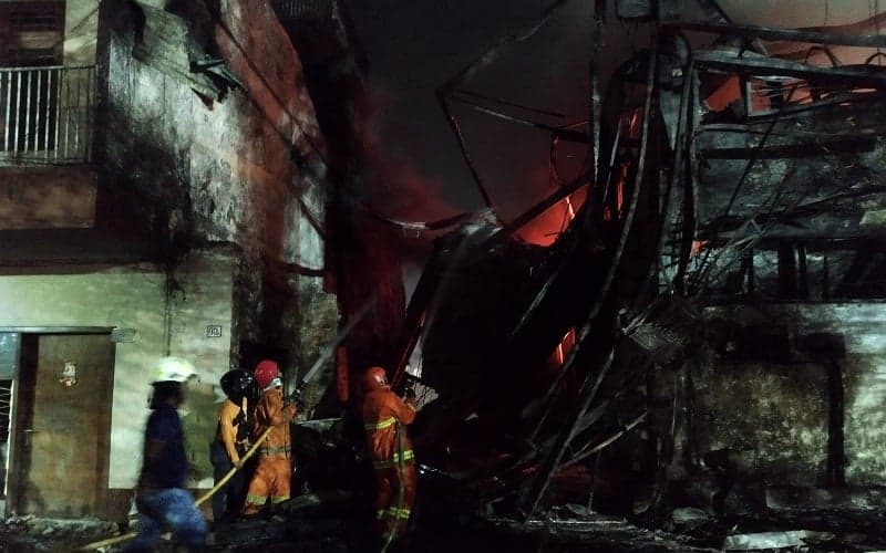 Kebakaran Pabrik Cat di Penjaringan Belum Reda, Api Kembali Muncul Kebakaran Pabrik Cat di Penjaringan Belum Reda, Api Kembali Muncul