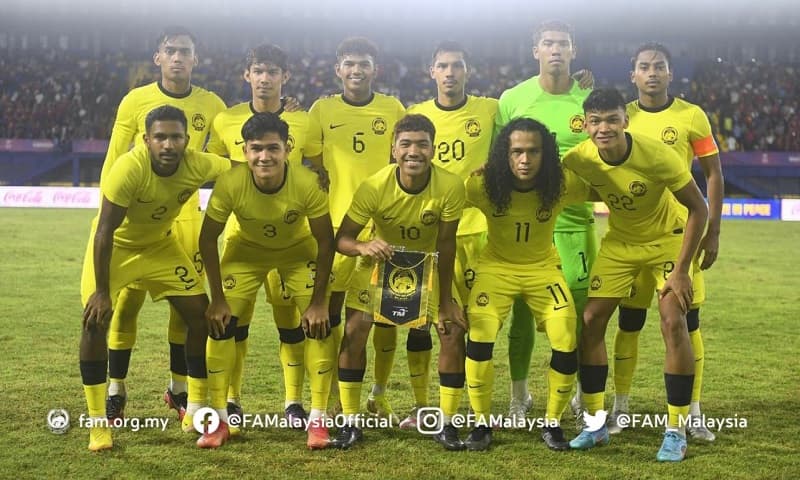 Momen Bek Malaysia Tepuk Tangan ke Wasit saat Laga Vs Vietnam Selesai, Lalu Kena Kartu Kuning Momen Bek Malaysia Tepuk Tangan ke Wasit saat Laga Vs Vietnam Selesai, Lalu Kena Kartu Kuning