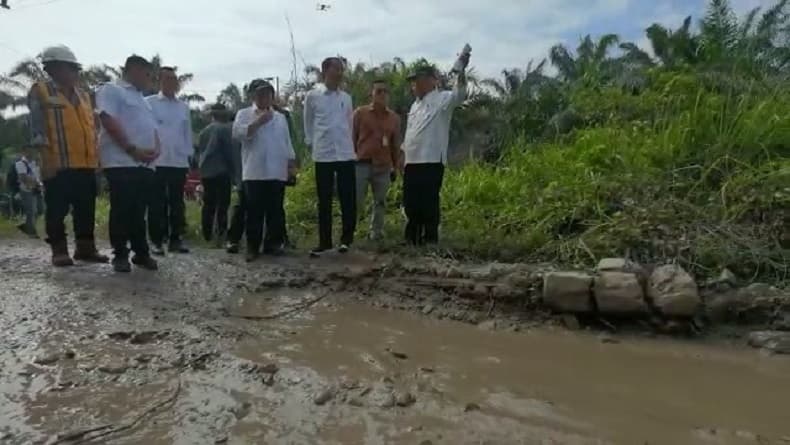 Presiden Jokowi Akhirnya Tinjau Jalan Rusak di Labuan Batu Utara yang sempat Viral Presiden Jokowi Akhirnya Tinjau Jalan Rusak di Labuan Batu Utara yang sempat Viral