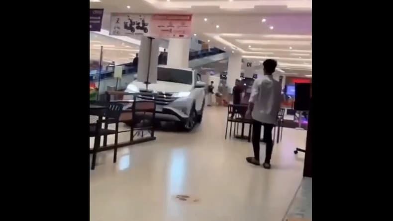 Viral Honorer Bawaslu Payakumbuh Terobos Transmart Padang Pakai Mobil, Diduga Stres Viral Honorer Bawaslu Payakumbuh Terobos Transmart Padang Pakai Mobil, Diduga Stres