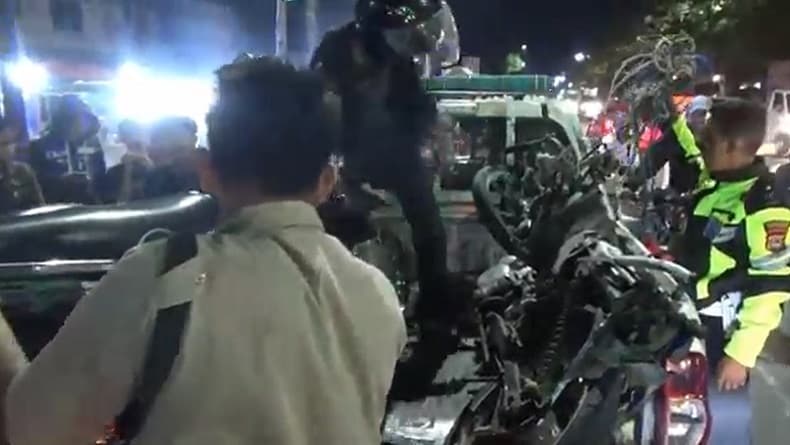 Kecelakaan di Maros, Truk Tangki Tabrak 4 Mobil dan 3 Motor hingga 1 Orang Kritis Kecelakaan di Maros, Truk Tangki Tabrak 4 Mobil dan 3 Motor hingga 1 Orang Kritis