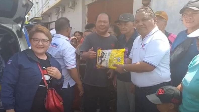 Baksos Partai Perindo Sulut, Bagikan Beras untuk Sopir Angkot di Terminal Amurang Baksos Partai Perindo Sulut, Bagikan Beras untuk Sopir Angkot di Terminal Amurang