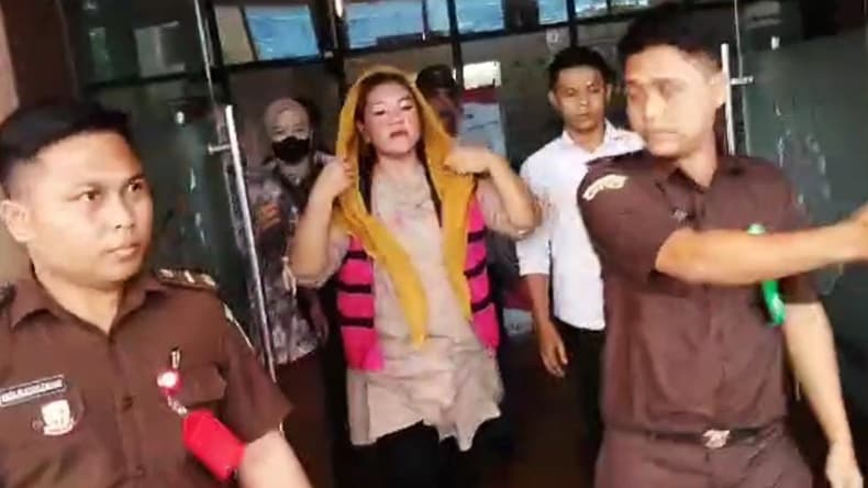 Korupsi Dana Desa Rp499 Juta, Kades Perempuan di Katulisan Banten Ditahan Kejari Korupsi Dana Desa Rp499 Juta, Kades Perempuan di Katulisan Banten Ditahan Kejari