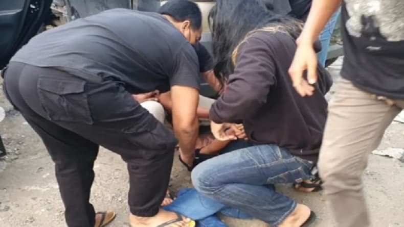 Tak Terima Ditegur Melawan Arus di Jalan, Pria Banjar Tusuk Warga Hingga Tewas Pakai Belati Tak Terima Ditegur Melawan Arus di Jalan, Pria Banjar Tusuk Warga Hingga Tewas Pakai Belati
