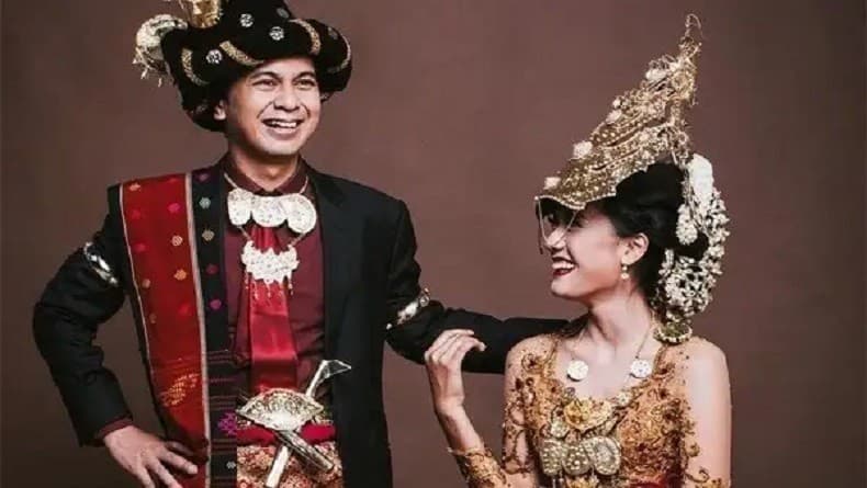 9 Pakaian Adat Sumatera Utara, Nomor 5 Tampil Sempurna dengan Gelang Seberat 100 Kg 9 Pakaian Adat Sumatera Utara, Nomor 5 Tampil Sempurna dengan Gelang Seberat 100 Kg