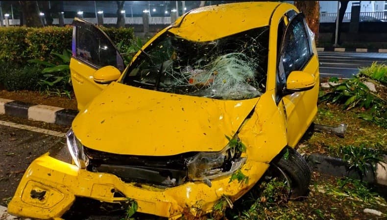Kecelakaan di Senayan Dini Hari, Mobil Brio Kuning Rusak Parah Kecelakaan di Senayan Dini Hari, Mobil Brio Kuning Rusak Parah