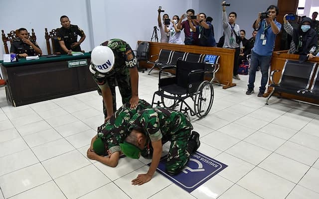 Ekspresi 2 Prajurit TNI AD Lolos Hukuman Mati, Menangis hingga Sujud