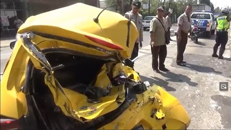 Kecelakaan Hari Ini di Jombang, Mobil Berisi Satu Keluarga Hancur Ditabrak Dump Truck